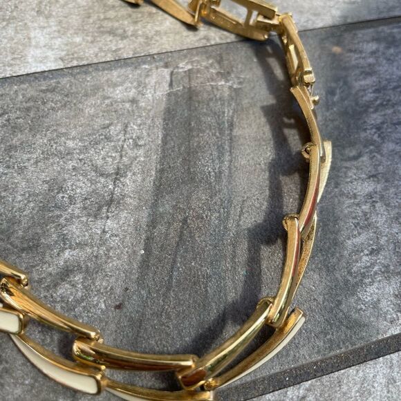 Vintage Monet plus other choker necklaces and a gold tone broach - Picture 6 of 13